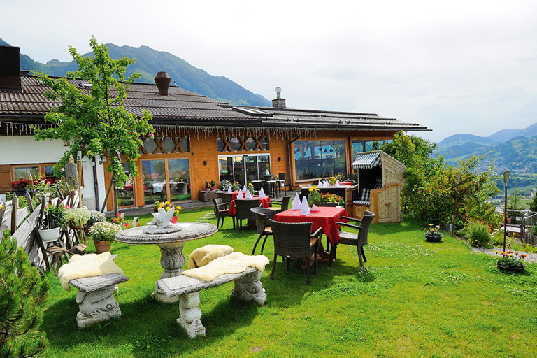 Die Oberforsthofalm wird liebevoll auch als »alpines Wohnzimmer«  bezeichnet. Ziegenkäse von der Alm inklusive!