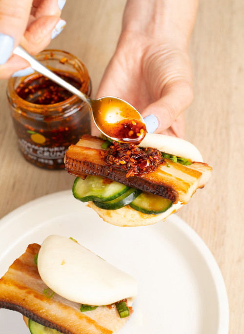»Pork Bun« mit Chili-Crunch.