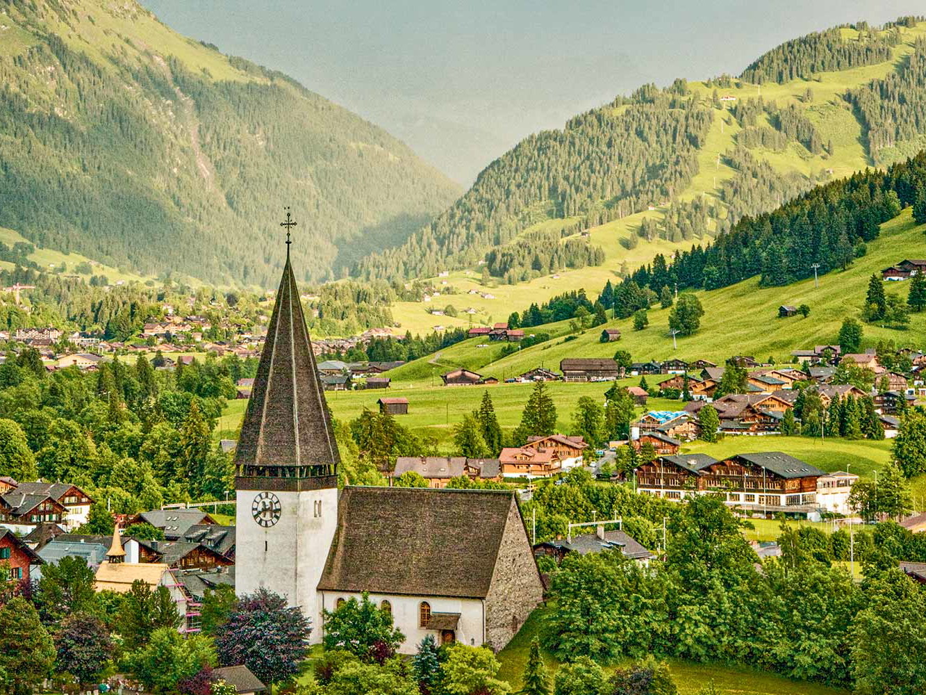 Das Gstaader Dorf Saanen mit der 1447 erbauten Mauritiuskirche.