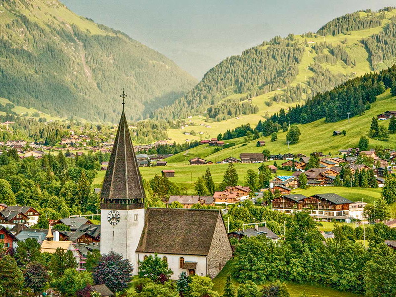 Das Gstaader Dorf Saanen mit der 1447 erbauten Mauritiuskirche.