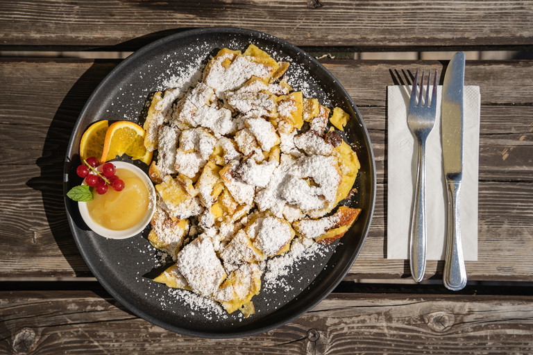 Auf den Hütten genießt man beliebte Schmankerl wie den Kaiserschmarren.