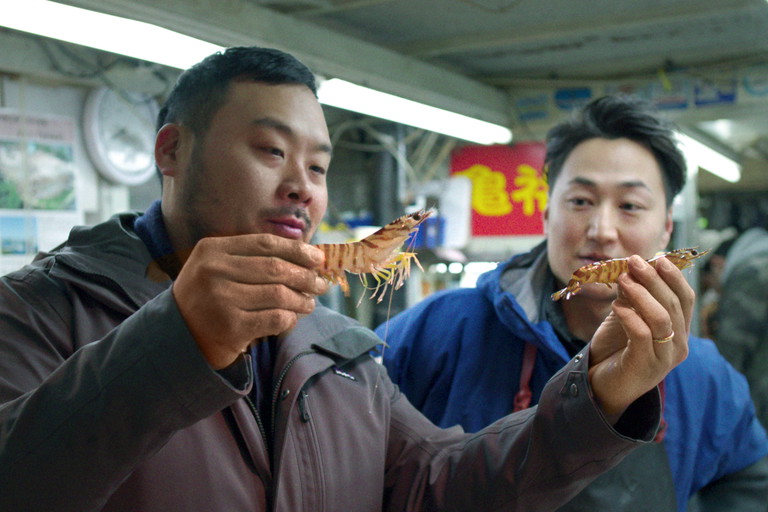 David Chang in seiner 
Netflix-Show 
»Ugly Delicious« 
und als Kochbuchautor: »Nichts ist unmöglich!«