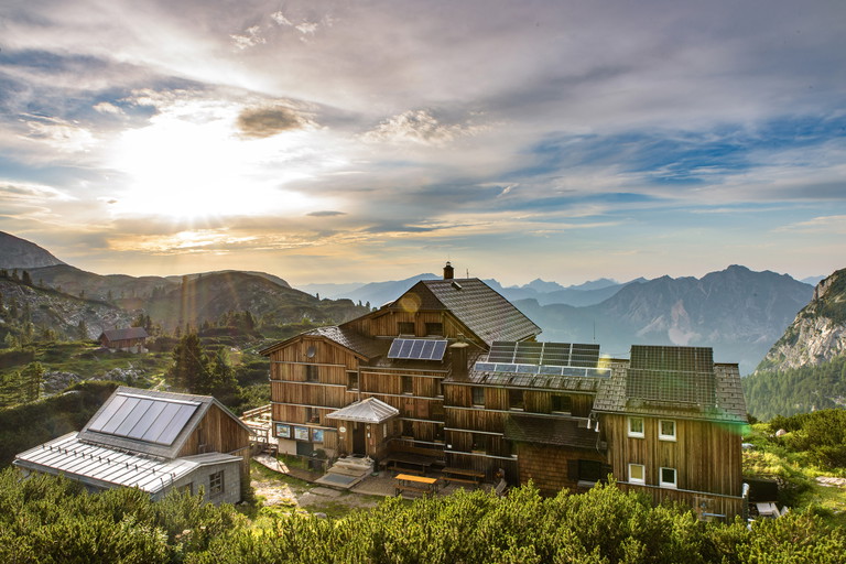 Das Wiesberghaus inmitten des 
Dachsteingebirges begeistert zu jeder 
Jahreszeit mit einer Fülle von Aktivitäten.