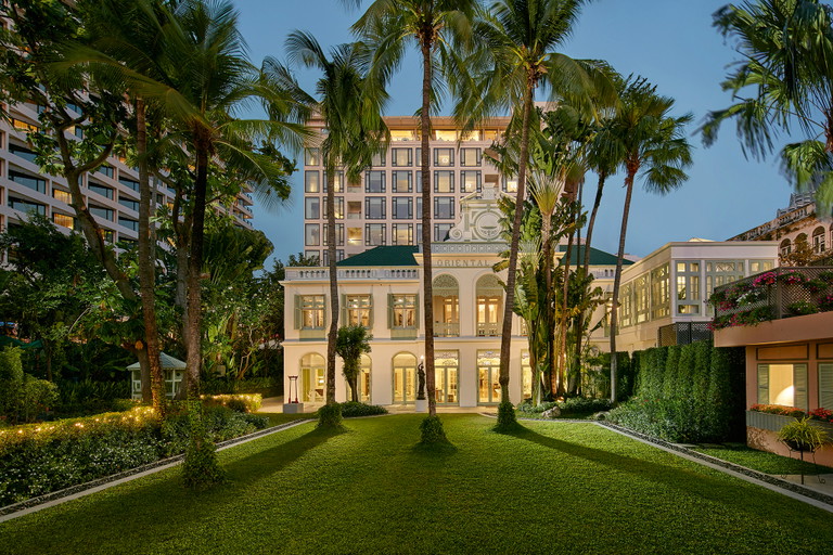 Der »Author’s Wing« und der üppige Garten des »Mandarin Oriental« stammen noch aus den 1920er-Jahren und sind historische Zeugen für die große Vergangenheit des Hauses.
Die Neubauten links und dahinter stehen für die außergewöhnliche Gegenwart dieser einzigartigen Hotelikone.