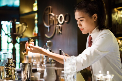Die berühmte »Bamboo Bar« ist seit ihrer Eröffnung im Jahr 1953 ein legendärer Treffpunkt für Einheimische und Reisende.