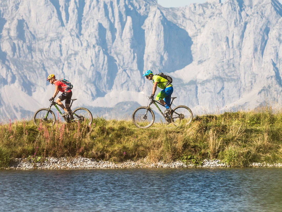 Radfahren am Wasser vor der Bergkulisse: Kombiniert möglich am Fleckalmsee.
