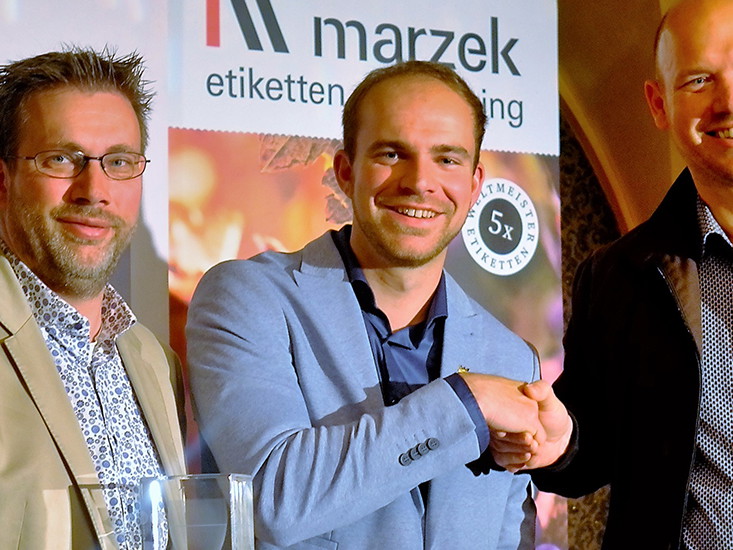 Finale der »Schlossquadrat-Trophy« 2023: Hausherr Jürgen Geyer, »Weintalent des Jahres« Robert Wimmer und ÖWM-Vertreter Viktor Kattinger (v.l.n.r.).