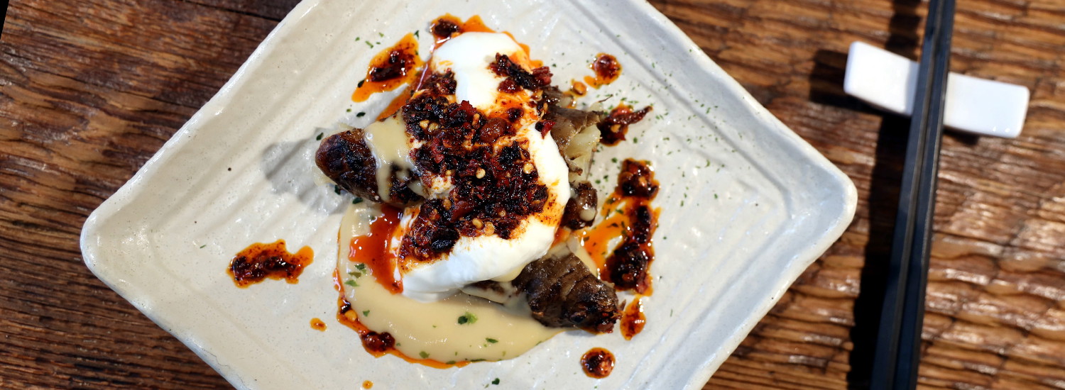 Topinambur mit Trüffel-Miso, Labneh und Chili Crunch - Rezepte - Falstaff