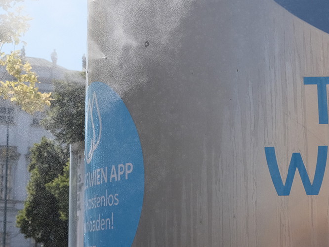 Eine Wiener Trinkwasser-Station inklusive Wasserdampf zum Abkühlen an heißen Tagen.