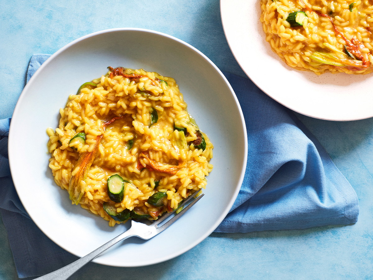 Safranrisotto mit jungen Zucchini und Zucchiniblüten.