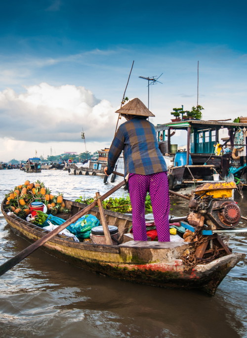 Schwimmende Märkte gehören vor allem rund um das Mekongdelta zum Alltag.
Die Waren werden aus dem Boot zum Verkauf angeboten.