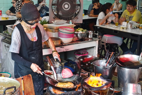 Streetfood-Mekka Bangkok: Jeder isst hier auf der Straße und die Streetfood-Stände sind ohne Zahl – 
bis hin zur Michelin-Stern-gekrönten Jay Fai mit ihrem Kultladen 
»Raan Jay Fai«.