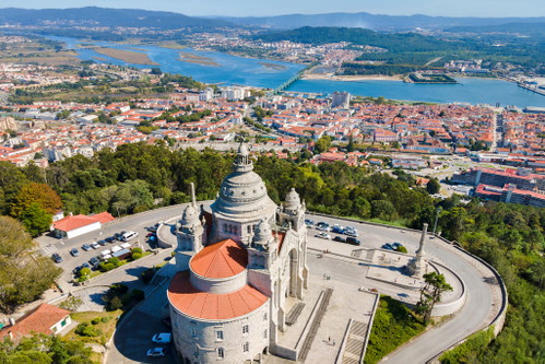 Ausblick von der Basílica de Santa Luzia in Viana do Castelo auf den Rio Minho.