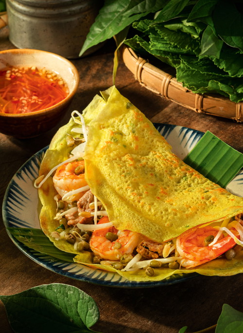 Bánh xèo heißen die dünnen, pikant gefüllten Crêpes aus Reismehl. Sie sind nicht die einzige Reminiszenz an die ehemalige Kolonialmacht Frankreich.