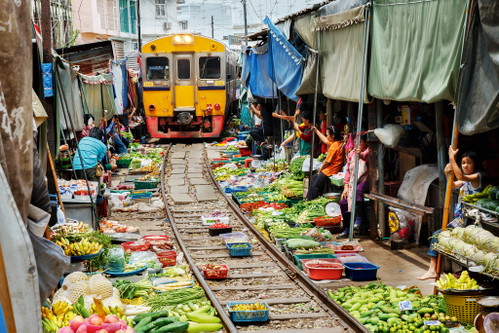 Der Mae-Klong-Markt ist 
auch für Bangkok außergewöhnlich.