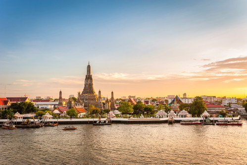 One View on Bangkok: Panorama mit der 
Tempelanlage Wat Arun.