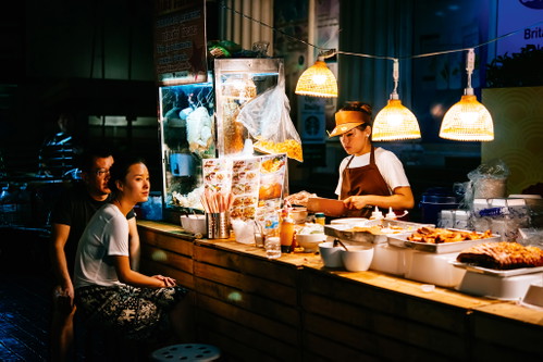 Garküchen überall! Das Streetfood ist oft so einfach wie köstlich.