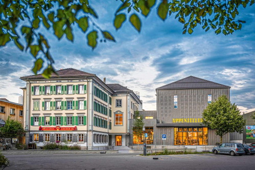 Die Appenzeller Brauerei Locher gehört längst zu den Klassikern in der Schweiz. Bier-Interessierte werden im neuen Besucherzentrum «Brauquöll» empfangen.
