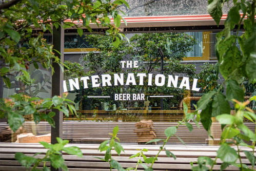 Bierbars wie die «The International Beer Bar» in Zürich findet man in vielen Schweizer Städten. Hier lässt sich in die Craftbier-Welt eintauchen. 