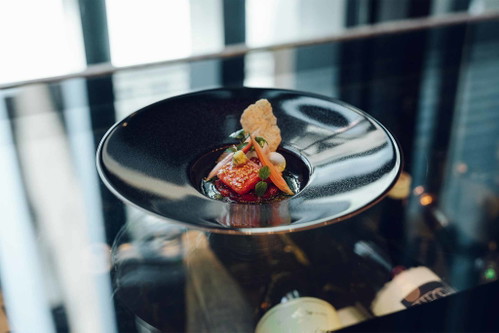 Balfego Tuna mit Daikon, Mioga und Shishito Pepper.