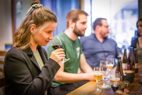 Auf einer geführten Biertour erfährt man mehr über die Schweizer Bierhauptstadt Bern. Dort findet man rund 200 Brauereien.