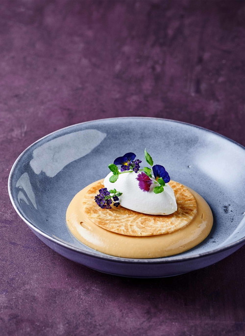 Gebrannte Creme mit Bretzeli und Buttermilchglace.