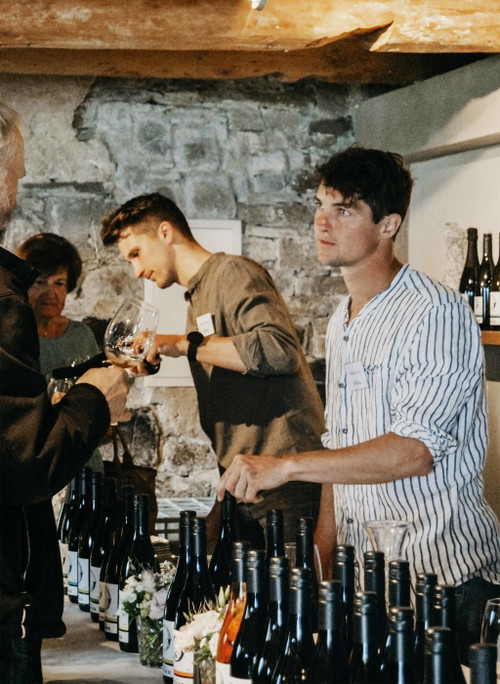 Kevin Studer und Denis Koch sind seit 1. Januar 2022 die neuen Betreiber von Weinbau Ottiger bei Luzern. 