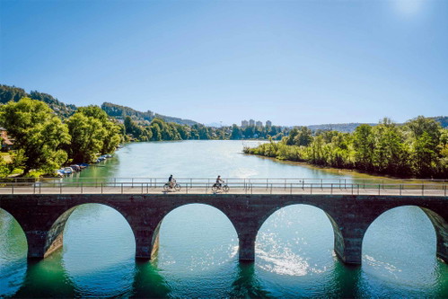 Auf der E-Bike-Tour Grünes Band Bern lässt sich die Aarestadt und ihre grüne Umgebung pedalend entdecken. 