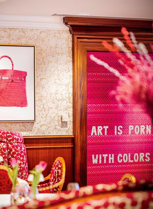 Bildsprache. Opulent sind im »Pink Birkin Salon« die Farben Pink und Purpur; fotorealistisch die Bilder des ungarischen Künstlers Attila Adorján, ein Statement das Kunstwerk der österreichischen Künstlerin 
Billi Thanner.