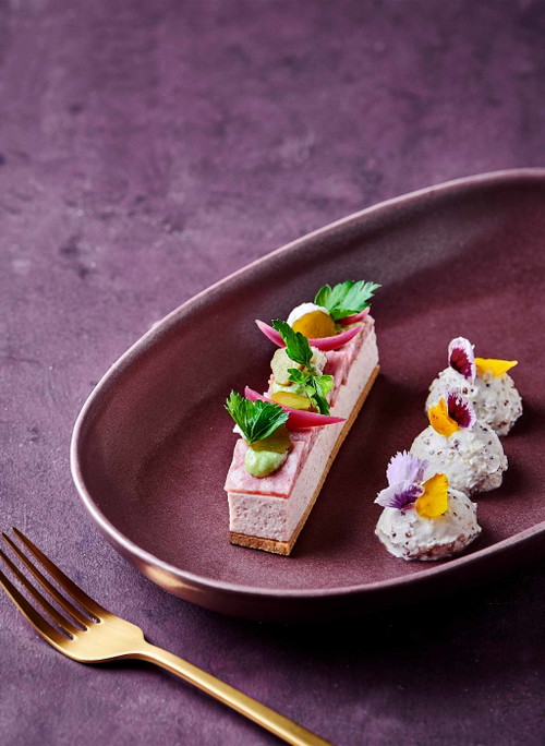 Saucisson Vaudois mit Cornichons-Mousse und Senfglace.