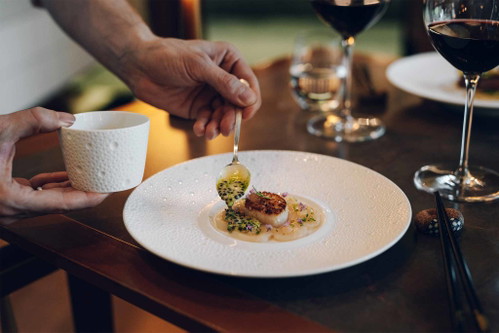 Jakobsmuschel mit Shiso  und Kaviari Kristal Kaviar und Beurre Blanc.