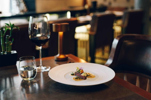 Japanisches Wagyu mit Koju Negi, Fioretto und japanischer Vinaigrette.