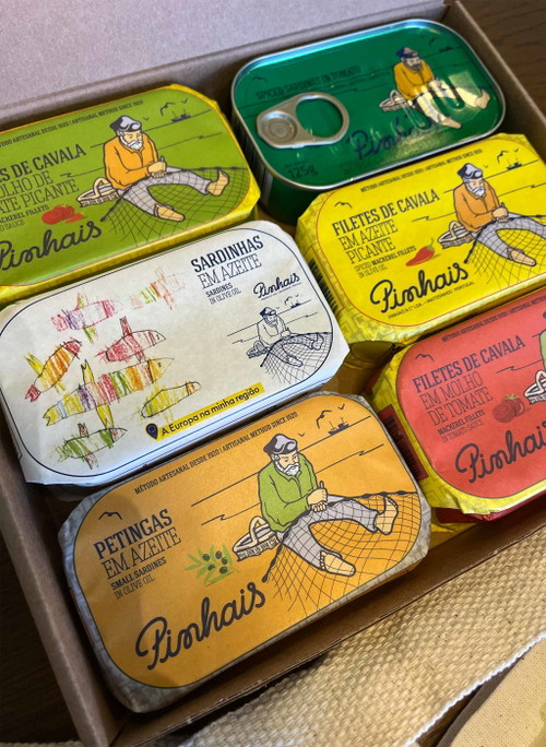 In den meisten anderen Exportländern werden die Sardinenbüchsen in einem anderen Design und unter dem Namen Pinhais vertrieben.
