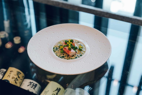 Königskrabbe mit Fingerlimes, Dashi und Erbsen.