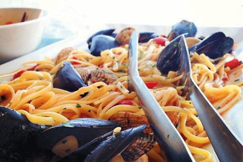 Meeresfrüchte-Paradies. Im gemütlichen »La Puntulina« sind die Meeresfrüchte die Stars, aber auch die Steaks und das Meer vor den Tischen.
