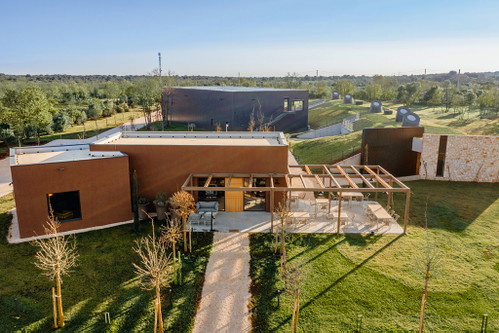 Meneghetti Wine Hotel &amp; Winery. Erst im Herbst 2022 eröffnete man das neue Weingut samt edlen Verkostungsräumen.