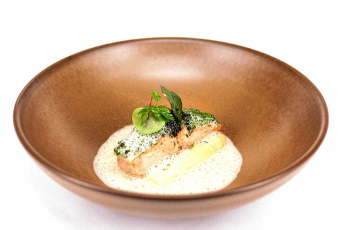 Schweizer Alpen Stör mit Fruttiger Kaviar, Schnittlauch,  Velouté und Spargel.