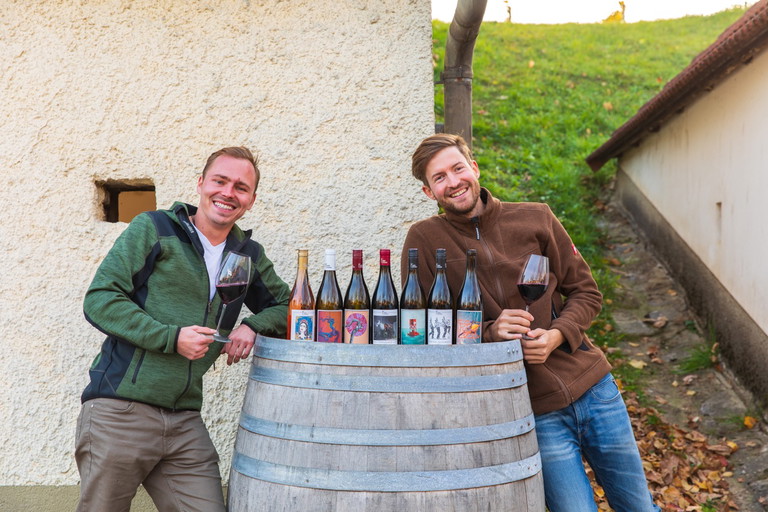Die beiden Künstler aus dem Keller-Atelier: Marcus Bülow (l.) und Michael Lutschounig.