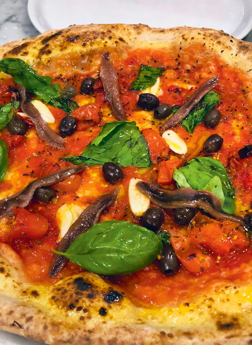 Pizza: das essbare Wahrzeichen Italiens. Für Italiener bedeutet die Wahl zwischen Pizza und Pasta die Entscheidung zwischen zu Hause oder draußen essen.