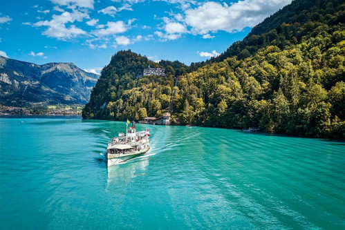 Das «Grandhotel Giessbach» (im Hintergrund) am Brienzersee ist mittels eigener Schiffstation zugänglich.