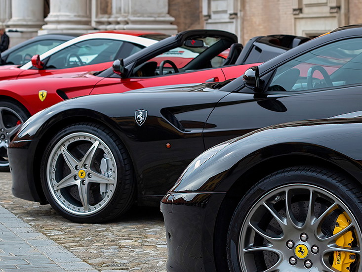 Aufgereihte Ferraris beim »Cavallino Classic Modena 2023«.