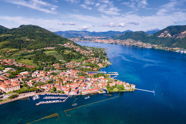 Blick auf den Ort Iseo samt Hafen.