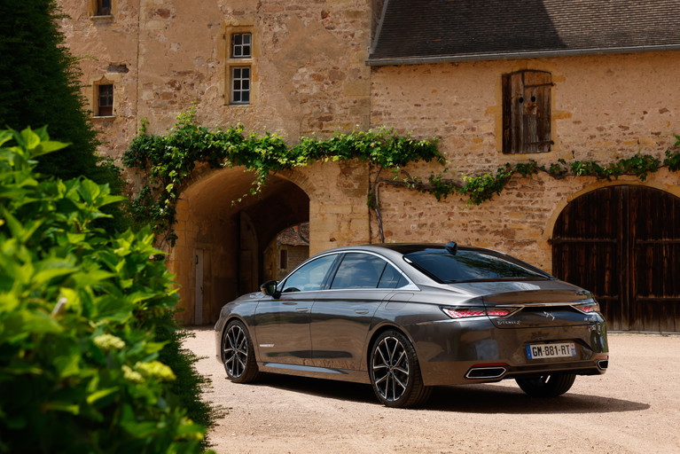 Auf eigene Faust: mit dem DS 9 E-Tense der Pariser Premiummarke DS Automobiles.