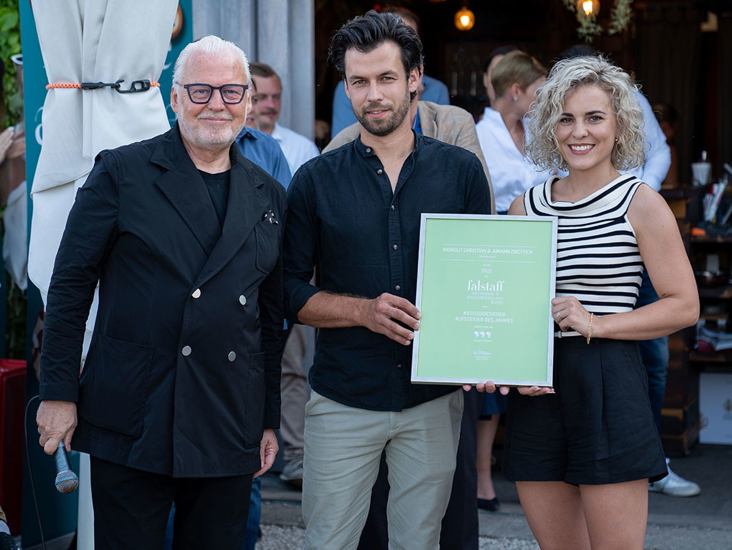 Wolfgang Rosam mit den »Aufsteigern des Jahres«, Christian und Elena Zweytick.