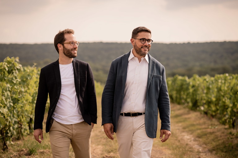 Kellermeister Émilien Boutillat und CEO Benoît Collard in den Weinbergen von Courmas.