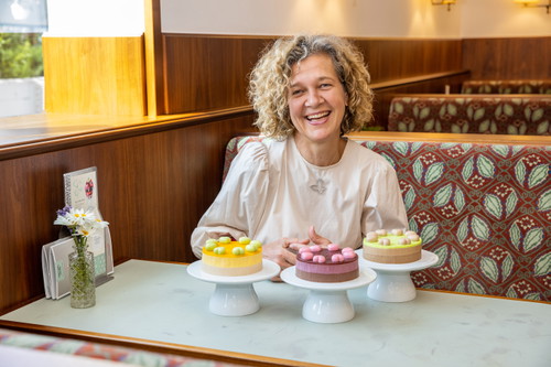 Irmgard Querfeld mit der inklusiven Torte.