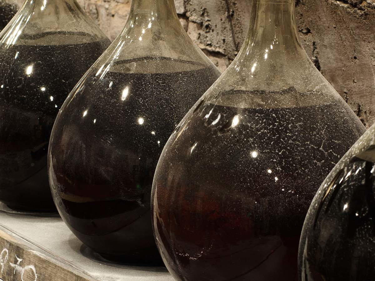 Lang gereifter Balsamico, wie er in Modena erzeugt wird, zählt zu den edelsten und auch teuersten Delikatessen der Welt.