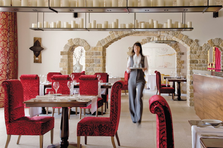 Wine Vault. 
Zum Luxushotel Monte Mulini gehört ein Restaurant mit gehobener Küchenlinie.