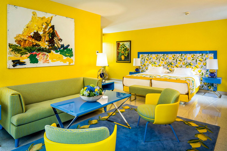 Paradiesisch. Kräftige Farben und das Motiv von Zitronen zaubern mediterranes Flair in die exklusive Suite. Der aromatische Duft der Blüten, der vom Zitronengarten herüberweht, tut sein Übriges.