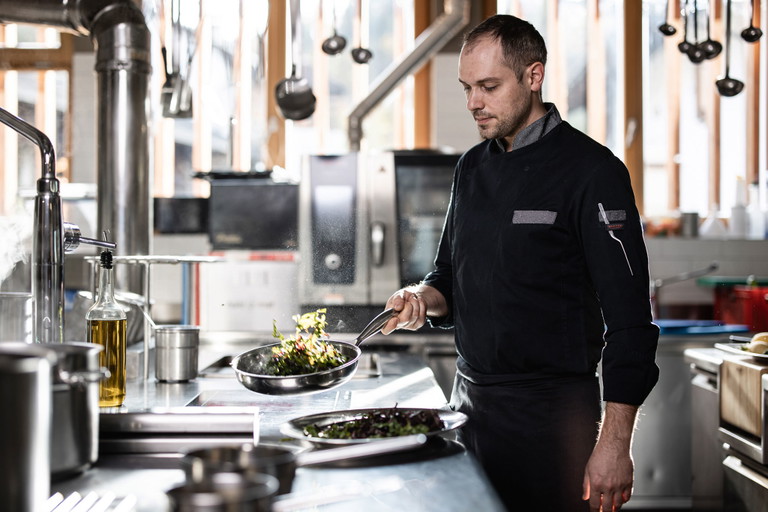In der Küche des Restaurants »Kircherhof« kommen fast ausschließlich Zutaten aus der eigenen Landwirschaft zum Einsatz.